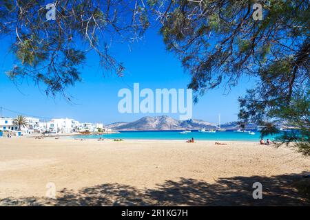 Wunderschöner Strand von Ammos, umrahmt von Baumzweigen, im Dorf Chora, der einzigen Siedlung auf der Insel Koufonisi, auf Kykladen, Griechenland, Europa. Stockfoto