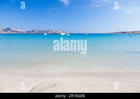 Traumhafter Sandstrand mit kristallklarem türkisfarbenem Wasser auf der Insel Koufonisi, den Kykladen, Griechenland, Europa. Stockfoto