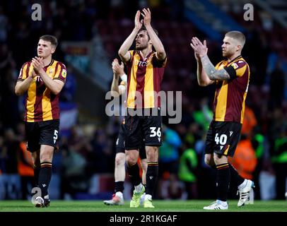 Matthew Platt, Sam Stubbs und Adam Clayton von Bradford City loben die Fans beim Halbfinalspiel der Sky Bet League 2 im University of Bradford Stadium in Bradford. Foto: Sonntag, 14. Mai 2023. Stockfoto