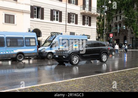 Rom, Italien. 13. Mai 2023. Das Auto, das Präsident Zelensky zur Piazza Colonna transportiert, kurz bevor es den Palazzo Chigi anlässlich des Besuchs des ukrainischen Präsidenten in Rom betritt. Der ukrainische Präsident Wolodymyr Zelensky besucht Rom mehr als ein Jahr nach Beginn des Konflikts in der Ukraine. Nach der Landung in Ciampino traf er sich mit dem Staatsoberhaupt Sergio Mattarella, dem Ministerpräsidenten Giorgia Meloni und am Nachmittag Papst Franziskus. Kredit: SOPA Images Limited/Alamy Live News Stockfoto