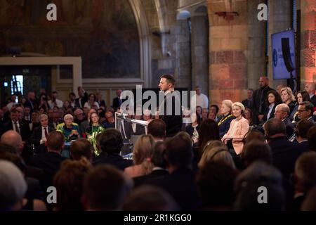 Aachen, Deutschland. 14. Mai 2023. Der ukrainische Präsident und Preisträger Volodymyr Zelensky spricht bei der Verleihung des Karlspreises für Dienstleistungen an die Europäische Einheit am 14. Mai 2023 in der Krönungshalle in Aachen. Der ukrainische Präsident Volodymyr Zelensky und das Volk seines Landes werden am Sonntag, den 14. Mai, in Aachen mit dem Internationalen Karlspreis ausgezeichnet. Foto: Pressestelle des ukrainischen Präsidenten/UPI Credit: UPI/Alamy Live News Stockfoto