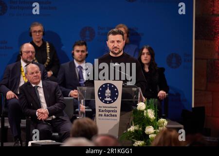 Aachen, Deutschland. 14. Mai 2023. Der ukrainische Präsident und Preisträger Volodymyr Zelensky spricht bei der Verleihung des Karlspreises für Dienstleistungen an die Europäische Einheit am 14. Mai 2023 in der Krönungshalle in Aachen. Der ukrainische Präsident Volodymyr Zelensky und das Volk seines Landes werden am Sonntag, den 14. Mai, in Aachen mit dem Internationalen Karlspreis ausgezeichnet. Foto: Pressestelle des ukrainischen Präsidenten/UPI Credit: UPI/Alamy Live News Stockfoto