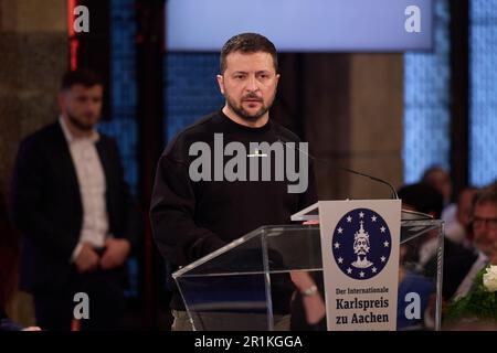 Aachen, Deutschland. 14. Mai 2023. Der ukrainische Präsident und Preisträger Volodymyr Zelensky spricht bei der Verleihung des Karlspreises für Dienstleistungen an die Europäische Einheit am 14. Mai 2023 in der Krönungshalle in Aachen. Der ukrainische Präsident Volodymyr Zelensky und das Volk seines Landes werden am Sonntag, den 14. Mai, in Aachen mit dem Internationalen Karlspreis ausgezeichnet. Foto: Pressestelle des ukrainischen Präsidenten/UPI Credit: UPI/Alamy Live News Stockfoto