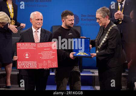 Aachen, Deutschland. 14. Mai 2023. Der ukrainische Präsident Volodymyr Zelensky erhält am 14. Mai 2023 in der Krönungshalle in Aachen den Karlspreis für Dienste an die Europäische Einheit vom Oberbürgermeister von Aachen Sibylle Keupen (R). Der ukrainische Präsident Volodymyr Zelensky und das Volk seines Landes werden am Sonntag, den 14. Mai, in Aachen mit dem Internationalen Karlspreis ausgezeichnet. Foto: Pressestelle des ukrainischen Präsidenten/UPI Credit: UPI/Alamy Live News Stockfoto