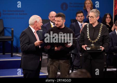 Aachen, Deutschland. 14. Mai 2023. Der ukrainische Präsident Volodymyr Zelensky erhält am 14. Mai 2023 in der Krönungshalle in Aachen den Karlspreis für Dienste an die Europäische Einheit vom Oberbürgermeister von Aachen Sibylle Keupen (R). Der ukrainische Präsident Volodymyr Zelensky und das Volk seines Landes werden am Sonntag, den 14. Mai, in Aachen mit dem Internationalen Karlspreis ausgezeichnet. Foto: Pressestelle des ukrainischen Präsidenten/UPI Credit: UPI/Alamy Live News Stockfoto