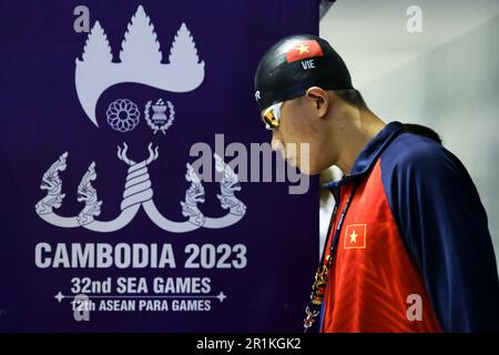 Phnom Penh, Kambodscha. 14. Mai 2023 32. Spiele in Südostasien – Vu Dang Nhat Nam (Vietnam) gewinnt Goldmedaille in Finswimming 400m Bi FIN für Herren. Dat Do/Alamy Live News Stockfoto