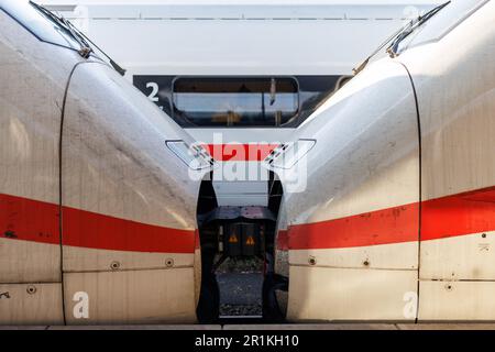 Nürnberg, Deutschland. 14. Mai 2023. Zwei EISWAGEN sind auf dem Gleis am Nürnberger Hauptbahnhof aneinander gekoppelt. Im Hintergrund befindet sich ein weiteres EIS. Der geplante 50-Stunden-Warnstreik bei der Deutschen Bahn wurde am Samstag (13. Mai) abgesagt. Die Deutsche Bahn und die Eisenbahn- und Verkehrsgewerkschaft (EVG) hatten sich auf einen Vergleich vor dem Arbeitsgericht in Frankfurt am Main geeinigt. Kredit: Daniel Karmann/dpa/Alamy Live News Stockfoto