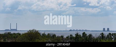 Blick auf das Kernkraftwerk Zaporizhzhya und das Thermalkraftwerk Zaporizhzhia vom rechten Ufer des Flusses Dnipro am 14. Mai 2023 Stockfoto