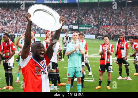 14-05-2023: Sport: Feyenoord / Go ahead ROTTERDAM, NIEDERLANDE - MAI 14: Lutsharel Geertruida (Feyenoord Rotterdam) mit der Trophäe während des Spiels Stockfoto