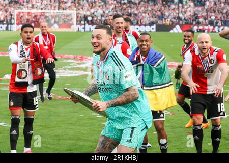 14-05-2023: Sport: Feyenoord / Go ahead ROTTERDAM, NIEDERLANDE - MAI 14: Torhüter Justin Bijlow (Feyenoord Rotterdam) mit der Trophäe während der ma Stockfoto