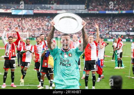 14-05-2023: Sport: Feyenoord / Go ahead ROTTERDAM, NIEDERLANDE - MAI 14: Torhüter Justin Bijlow (Feyenoord Rotterdam) mit der Trophäe während der ma Stockfoto