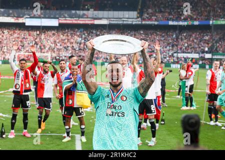 14-05-2023: Sport: Feyenoord / Go ahead ROTTERDAM, NIEDERLANDE - MAI 14: Torhüter Justin Bijlow (Feyenoord Rotterdam) mit der Trophäe während der ma Stockfoto