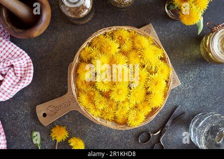 Gelber Löwenzahn, im Frühling in einem Korb gesammelt, Draufsicht Stockfoto