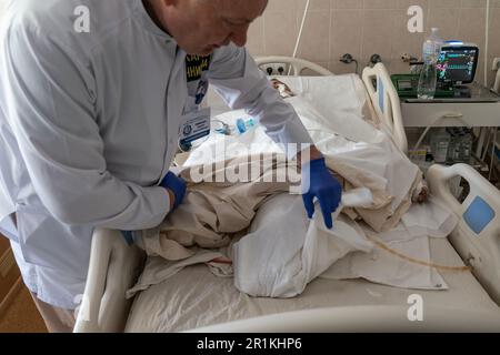 General Director Ryzhenko Serhii zeigt den verwundeten Soldaten, der die Stadt Bakhmut verteidigte und seine Beine verlor, gesehen am 14. Mai 2023 im Mechnikov-Krankenhaus in Dnipro der Ukraine Stockfoto