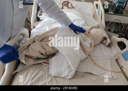 General Director Ryzhenko Serhii zeigt den verwundeten Soldaten, der die Stadt Bakhmut verteidigte und seine Beine verlor, gesehen am 14. Mai 2023 im Mechnikov-Krankenhaus in Dnipro der Ukraine Stockfoto