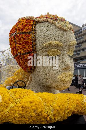 Noordwijk, Niederlande - 22. April 2023: Spektakuläre mit Blumen überzogene Schwimmwagen im Bloemencorso Bollenstreek, der jährlichen Frühlingsblumenparade von Noord Stockfoto