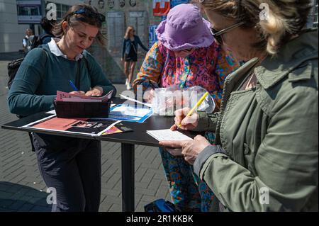 Den Haag, Niederlande. 13. Mai 2023. Russische Exporterinnen und Sympathisanten in Den Haag schreiben Briefe und Postkarten der Solidarität, die sie mit politischen Gefangenen teilen, die in Putins Russland inhaftiert sind. Der letzte Tag der #FreeNavalny-Zellausstellung in Den Haag. Aleksei Navalny ist ein russischer Oppositioneller und Aktivist zur Korruptionsbekämpfung, der festgehalten wurde und seit nunmehr 11 Jahren und 6 Monaten inhaftiert ist. Kredit: SOPA Images Limited/Alamy Live News Stockfoto