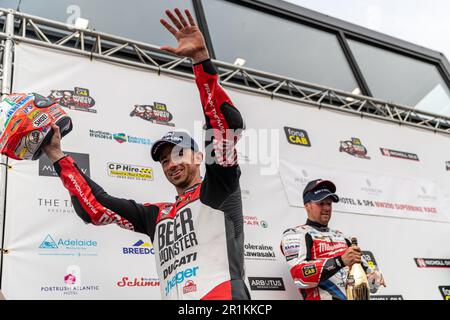 Portstewart, Großbritannien. 13. Mai 2023. Glenn Irwin feiert seinen Sieg beim Superbike-Rennen NorthWest200. Gutschrift: Bonzo/Alamy Live News Stockfoto