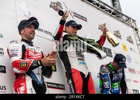 Portstewart, Großbritannien. 13. Mai 2023. Glenn Irwin feiert seinen Sieg beim Superbike-Rennen NorthWest200. Gutschrift: Bonzo/Alamy Live News Stockfoto