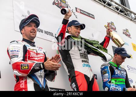 Portstewart, Großbritannien. 13. Mai 2023. Glenn Irwin feiert seinen Sieg beim Superbike-Rennen NorthWest200. Gutschrift: Bonzo/Alamy Live News Stockfoto