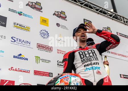 Portstewart, Großbritannien. 13. Mai 2023. Glenn Irwin feiert seinen Sieg beim Superbike-Rennen NorthWest200. Gutschrift: Bonzo/Alamy Live News Stockfoto