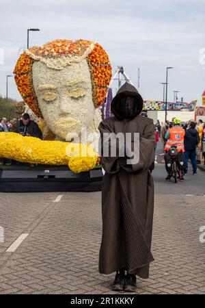 Noordwijk, Niederlande - 22. April 2023: Spektakuläre mit Blumen überzogene Schwimmwagen im Bloemencorso Bollenstreek, der jährlichen Frühlingsblumenparade von Noord Stockfoto