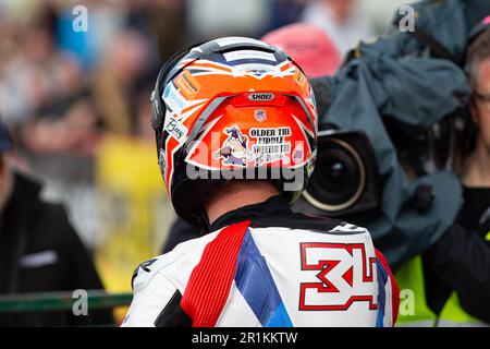 Portstewart, Großbritannien. 13. Mai 2023. Alastair Seeley im Bereich der Prüfer nach dem Superbike-Rennen NorthWest200, gesponsert von Merrow Hotel and Spa Credit: Bonzo/Alamy Live News Stockfoto