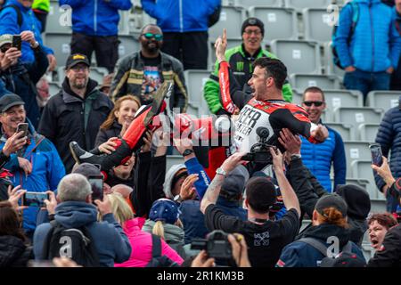 Portstewart, Großbritannien. 13. Mai 2023. Jubelnde Fans werfen Glenn Irwin nach seinem Sieg im Superbike-Rennen NorthWest200 in die Luft, bei dem es sich um Red Flag Credit: Bonzo/Alamy Live News handelte Stockfoto