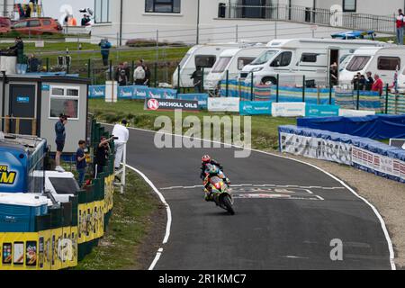 Portstewart, Großbritannien. 13. Mai 2023. Sam West liegt nach der ersten Runde des Superbike-Rennens von 2023 NorthWest200, das vom Merrow Hotel and Spa gesponsert wird, auf Platz 5. Kredit: Bonzo/Alamy Live News Stockfoto