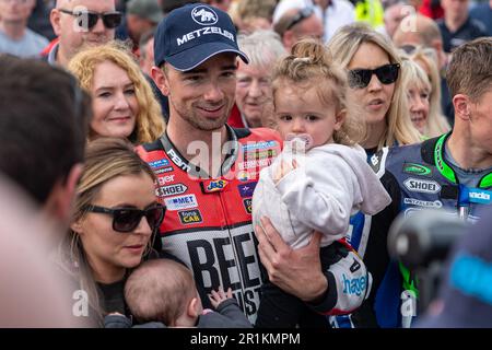 Portstewart, Großbritannien. 13. Mai 2023. Glenn Irwin mit seiner Familie nach seinem Sieg im Superbike-Rennen NorthWest200, das Red Flagged Credit: Bonzo/Alamy Live News war Stockfoto