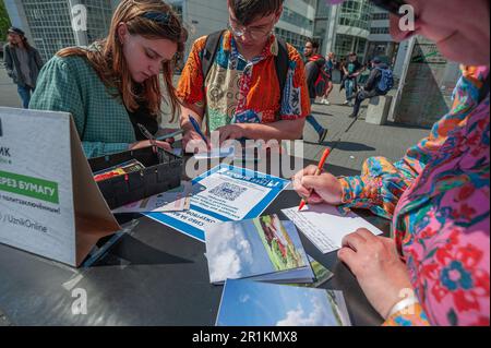 Den Haag, Niederlande. 13. Mai 2023. Russische Exporterinnen und Sympathisanten in Den Haag schreiben Briefe und Postkarten der Solidarität, die sie mit politischen Gefangenen teilen, die in Putins Russland inhaftiert sind. Der letzte Tag der #FreeNavalny-Zellausstellung in Den Haag. Aleksei Navalny ist ein russischer Oppositioneller und Aktivist zur Korruptionsbekämpfung, der festgehalten wurde und seit nunmehr 11 Jahren und 6 Monaten inhaftiert ist. (Foto: Charles M Vella/SOPA Images/Sipa USA) Guthaben: SIPA USA/Alamy Live News Stockfoto