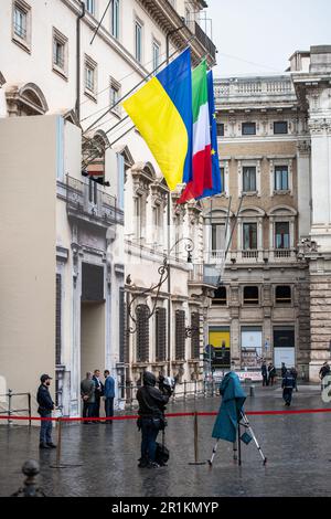 Rom, Italien. 13. Mai 2023. Vor dem Palazzo Chigi, dem Sitz der italienischen Regierung, winken anlässlich des Besuchs des ukrainischen Präsidenten in Rom die ukrainische, italienische und europäische Flagge zusammen. Der ukrainische Präsident Wolodymyr Zelensky besucht Rom mehr als ein Jahr nach Beginn des Konflikts in der Ukraine. Nach der Landung in Ciampino traf er sich mit dem Staatsoberhaupt Sergio Mattarella, dem Ministerpräsidenten Giorgia Meloni und am Nachmittag Papst Franziskus. (Foto: Marcello Valeri/SOPA Images/Sipa USA) Guthaben: SIPA USA/Alamy Live News Stockfoto