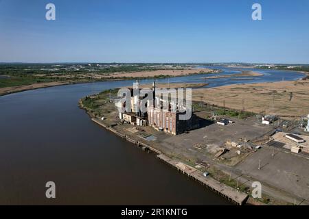 Das alte Kohlekraftwerk am Raritan River in Sayreville, New Jersey, aus der Vogelperspektive Stockfoto