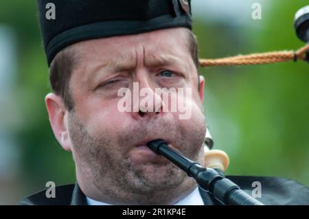 Gourock, Schottland, Großbritannien. 14. Mai 2023. Die jährlichen Gourock Highland Games, die die traditionelle schottische Kultur mit Pfeifenband-Wettbewerben, Highland-Tänzen und traditionellen Highland-Spielen feiern, finden im malerischen Battery Park statt. Kredit: Skully/Alamy Live News Stockfoto