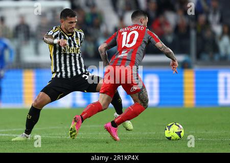 Turin, Italien. 14. Mai 2023. Cristian Buonaiuto von uns Cremonese und Leando Paredes vom FC Juventus kämpfen um den Ball während des Spiels der Serie A zwischen dem FC Juventus und uns Cremonese im Allianz-Stadion am 14. Mai 2023 in Turin, Italien . Kredit: Marco Canoniero/Alamy Live News Stockfoto