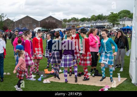 Gourock, Schottland, Großbritannien. 14. Mai 2023. Die jährlichen Gourock Highland Games, die die traditionelle schottische Kultur mit Pfeifenband-Wettbewerben, Highland-Tänzen und traditionellen Highland-Spielen feiern, finden im malerischen Battery Park statt. Kredit: Skully/Alamy Live News Stockfoto