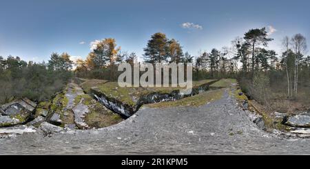 Vollständig nahtloser 360-Grad-Panoramablick außerhalb der zerstörten verlassenen Militärfestung des Ersten Weltkriegs in einem gleicheckigen kugelförmigen Projektor Stockfoto