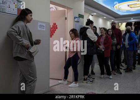 Ankara, Türkei. 14. Mai 2023. Die Leute warten in langen Schlangen, um ihre Stimmen abzugeben. Die Präsidentschaftswahlen und die Parlamentswahlen 28. begannen um 08:00 Uhr in der gesamten Türkei und werden bis 17:00 fortgesetzt. Die Wähler begannen, in die Schulen zu gehen, um ihre Stimmen aus den frühen Morgenstunden abzugeben. (Foto: Bilal Seckin/SOPA Images/Sipa USA) Guthaben: SIPA USA/Alamy Live News Stockfoto