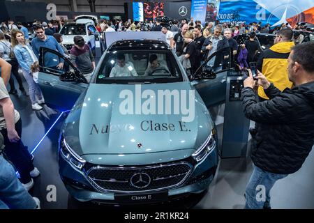 Barcelona, Spanien. 14. Mai 2023. Ein neues Modell der E-Klasse vom Hersteller Mercedes-Benz wird im Salon Automobile Barcelona gesehen. Die Automobile Barcelona 2023 öffnet ihre Türen vom 13. Bis 21. Mai auf dem Montjüic Messegelände. 23-Automarken werden ihre Neuerungen vorstellen und dabei das Elektroauto als Protagonist hervorheben. Kredit: SOPA Images Limited/Alamy Live News Stockfoto