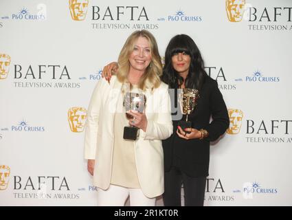 (Links) Kirsty Young mit dem Preis für den unvergesslichen Moment, für Königin Elizabeth II. Mit Paddington Bear am Platinum Jubilee: Party im Palace und Claudia Winkleman mit dem Preis für Entertainment Performance, die Verräter, bei den BAFTA Television Awards 2023 in der Royal Festival Hall, London. Foto: Sonntag, 14. Mai 2023. Stockfoto