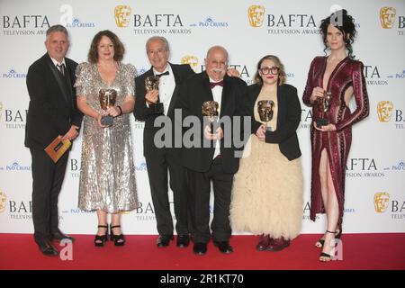 (Von links nach rechts) Shane Allen, Lucy Ansbro, Ben Elton, Geoff Posner, Susie Hall, Und Jordan Gray mit dem Preis für Comedy Entertainment Programme, für Friday Night Live, bei den BAFTA Television Awards 2023 in der Royal Festival Hall, London. Foto: Sonntag, 14. Mai 2023. Stockfoto