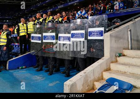 Barcelona, Spanien. 14. Mai 2023. Die Polizei war während des Spiels in La Liga zwischen RCD Espanyol und dem FC Barcelona am 14. Mai im RCDE-Stadion in Barcelona, Spanien, Vollzeit. (Foto: Sergio Ruiz/PRESSIN) Kredit: PRESSINPHOTO SPORTS AGENCY/Alamy Live News Stockfoto