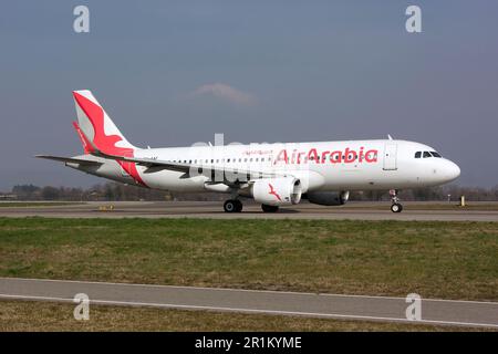 Ein Air Arabia Egypt Airbus 320 fährt vom Flughafen Bergamo Orio al Serio ab. Air Arabia Egypt ist eine Billigfluggesellschaft mit Sitz in Ägypten. Die Fluggesellschaft ist eine Tochtergesellschaft von Air Arabia. Der Hauptsitz befindet sich in Kairo, Ägypten. Stockfoto