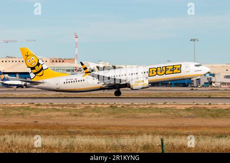 Eine Buzz Boeing 737-8-200 MAX startet vom Flughafen Palma de Mallorca. Buzz ist eine polnische Fluggesellschaft mit Hauptsitz in Warschau. Das Unternehmen, das früher Ryanair Sun genannt wurde, ist eine Tochtergesellschaft der irischen Fluggesellschaft Ryanair Holdings und eine Schwestergesellschaft von Ryanair, Ryanair UK, Malta Air und Lauda. Stockfoto