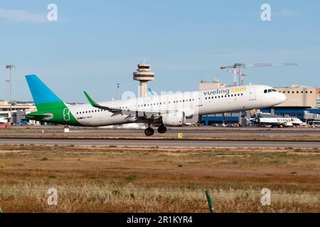 Ein Vueling Airbus 321 startet vom Flughafen Palma de Mallorca Son San Juan. Der Flughafen Palma de Mallorca, auch bekannt als Son Sant Joan Airport, ist ein internationaler Flughafen östlich von Palma, Mallorca, Spanien. Der Flughafen kann 25 Millionen Passagiere pro Jahr abfertigen und ist damit nach Madrid-Barajas und Barcelona-El Prat der drittgrößte Flughafen Spaniens. Der Flughafen ist die Hauptbasis der spanischen Fluggesellschaft Air Europa und auch ein Schwerpunktflughafen für Eurowings, easyJet, Jet2.com, Ryanair und Vueling. Stockfoto