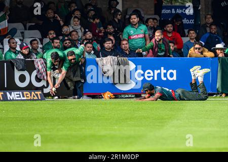 CHELMSFORD, VEREINIGTES KÖNIGREICH. 14. Mai 2023. Shakib Al Hasan aus Bangladesch (rechts) verpasste den Ball bei der ICC Men's Cricket World Cup Super League 3. ODI Ireland vs Bangladesh auf dem Cloud County Cricket Ground am Sonntag, den 14. Mai 2023 in CHELMSFORD ENGLAND. Kredit: Taka Wu/Alamy Live News Stockfoto