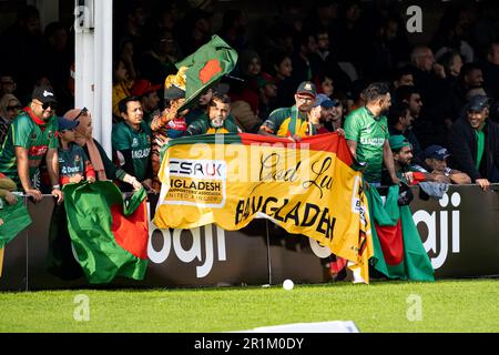 CHELMSFORD, VEREINIGTES KÖNIGREICH. 14. Mai 2023. Die Fans bei der ICC Men's Cricket World Cup Super League 3. ODI Ireland gegen Bangladesh auf dem Cloud County Cricket Ground am Sonntag, den 14. Mai 2023 in CHELMSFORD ENGLAND. Kredit: Taka Wu/Alamy Live News Stockfoto