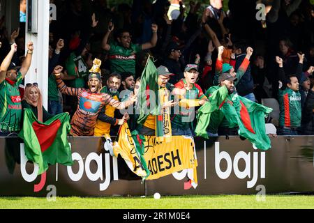 CHELMSFORD, VEREINIGTES KÖNIGREICH. 14. Mai 2023. Die Fans bei der ICC Men's Cricket World Cup Super League 3. ODI Ireland gegen Bangladesh auf dem Cloud County Cricket Ground am Sonntag, den 14. Mai 2023 in CHELMSFORD ENGLAND. Kredit: Taka Wu/Alamy Live News Stockfoto