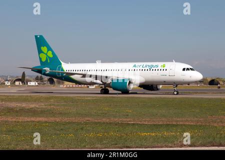 Verona, Italien. 25. März 2023. Ein Aer Lingus Airbus 320 wurde am Flughafen Verona Villafranca gesehen. Aer Lingus ist die Flagge Irlands. Das von der irischen Regierung gegründete Unternehmen wurde zwischen 2006 und 2015 privatisiert und ist nun eine hundertprozentige Tochtergesellschaft der International Airlines Group. Der Hauptsitz der Fluggesellschaft befindet sich auf dem Gelände des Flughafens Dublin (Foto: Fabrizio Gandolfo/SOPA Images/Sipa USA). Guthaben: SIPA USA/Alamy Live News Stockfoto