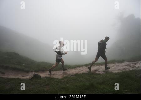 Zegama, Spanien. 14. Mai 2023. Oihana Azkorbebeitia, eine der einheimischen Rennfahrerinnen, meistert raue Wetterbedingungen. Der Zegama-Aizkorri Mountain Marathon ist das erste Rennen der Golden Trail World Series und folgt einem 42km m langen anspruchsvollen Pfad entlang des Naturparks Aizkorri-Aratz im Norden Spaniens, der Höhen von bis zu 1550m m erreicht. Kredit: SOPA Images Limited/Alamy Live News Stockfoto